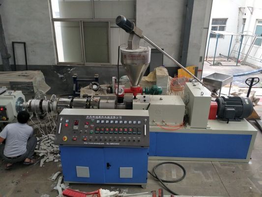 قیمت خوب اکسترودر عمودی چرخ دنده ای 150kg / H Pvc Wpc Twin Screw آنلاین