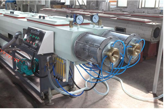 قیمت خوب کنترل PLC PVC پلاستیک لوله اکستروژن خط اکسترودر دو پیچ آنلاین