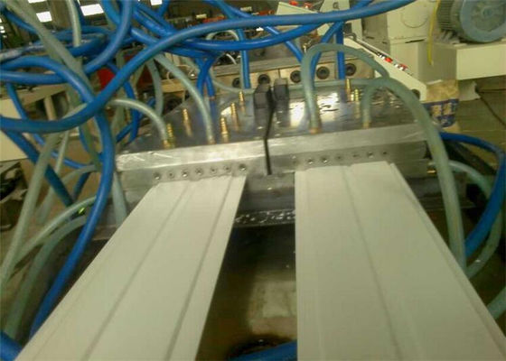 قیمت خوب خط اکستروژن مشخصات پلاستیک PVC WPC کاملاً اتوماتیک برای تولید درب / پنجره آنلاین