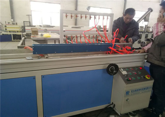 قیمت خوب خط اکستروژن پروفیل درب دوبل 100 کیلوگرم / ساعت PVC WPC آنلاین