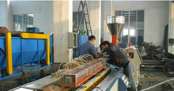 قیمت خوب خط تولید پروفیل پلاستیک PVC با اکسترودر پیچ دوقلوی ، پنجره PVC WPC پنجره پلاستیکی خط اکستروژن آنلاین