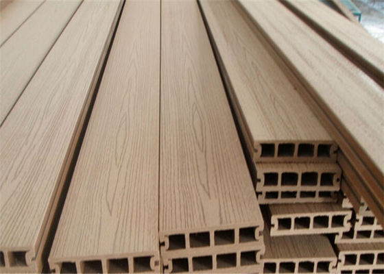 قیمت خوب خط اکستروژن پروفایل پلاستیک Guardrail / PE PP WPC Parapet Wall آنلاین